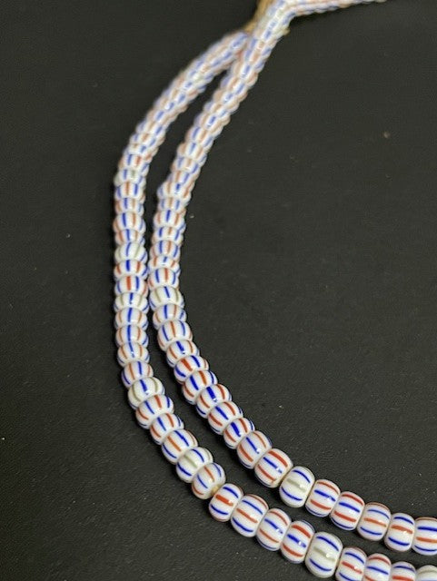 Vintage handelskralen ketting uit Ghana wit gestreept
