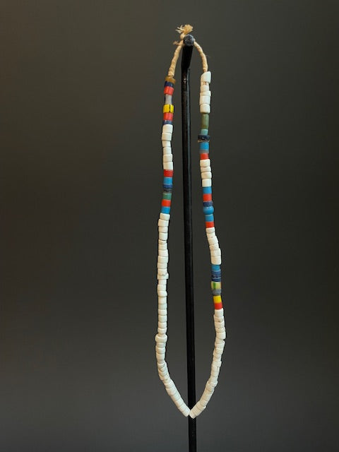 Collier de perles commerciales vintage du Ghana blanc 