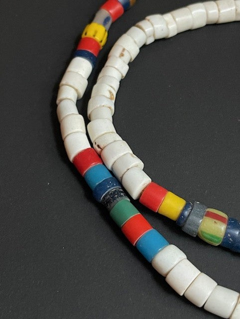 Collier de perles commerciales vintage du Ghana blanc 