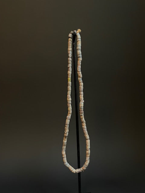 collier de perles commerciales vintage du Ghana rayé blanc 