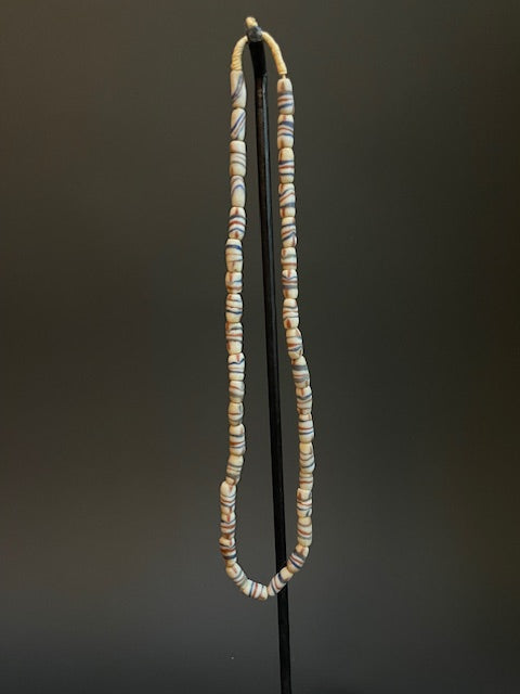 Vintage handelskralen ketting uit Ghana wit gestreept