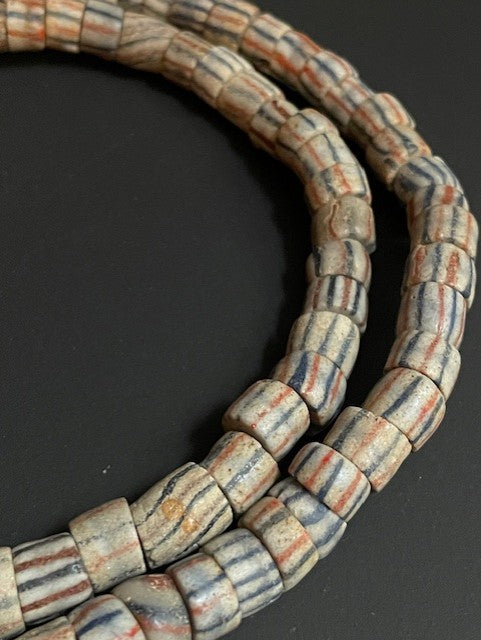 collier de perles commerciales vintage du Ghana rayé blanc 