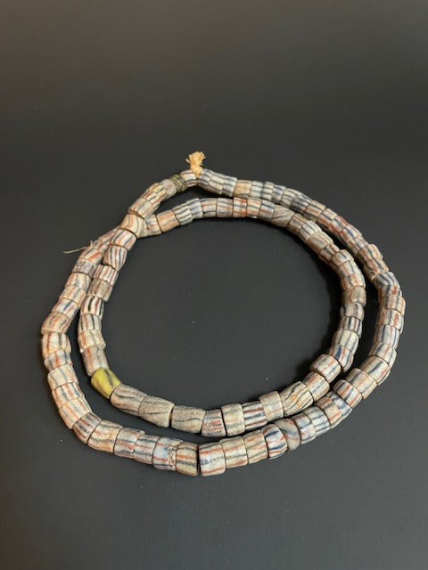 collier de perles commerciales vintage du Ghana rayé blanc 