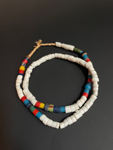 Collier de perles commerciales vintage du Ghana blanc 
