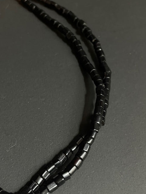 Collier de perles commerciales vintage du Ghana noir