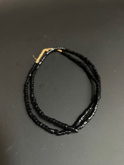 Collier de perles commerciales vintage du Ghana noir