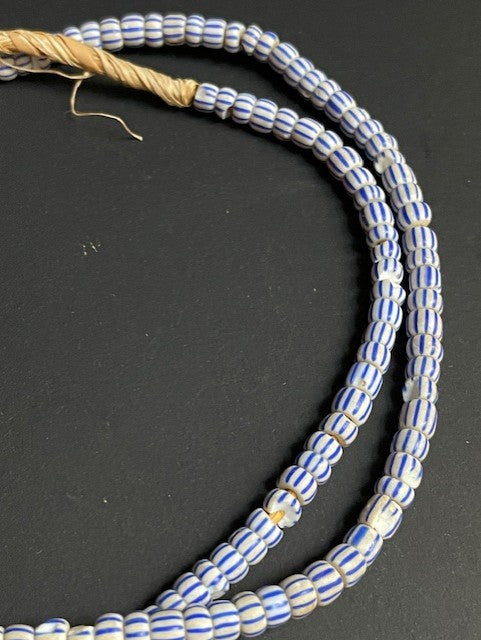 Collier de perles commerciales vintage du Ghana bleu-blanc