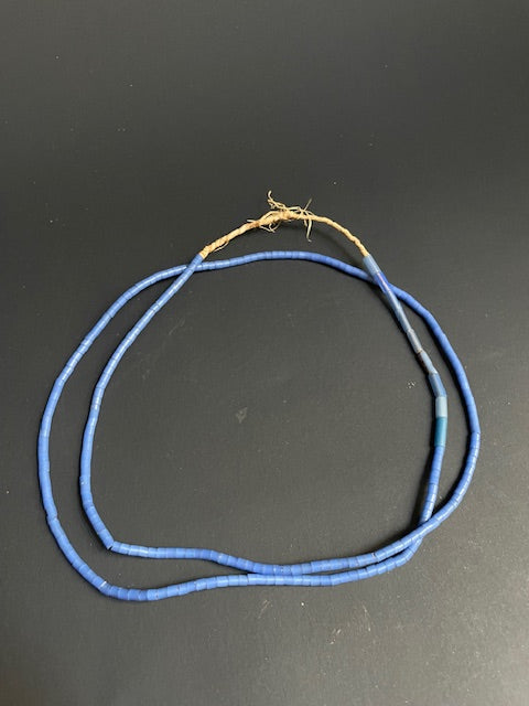 Lange vintage handelskralen ketting uit Ghana blauw