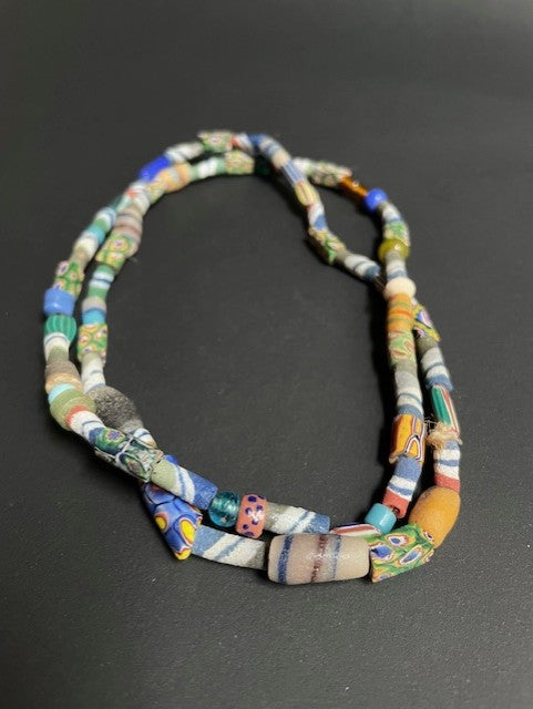 Long collier de perles de commerce vintage du Ghana millefiori multicolore 