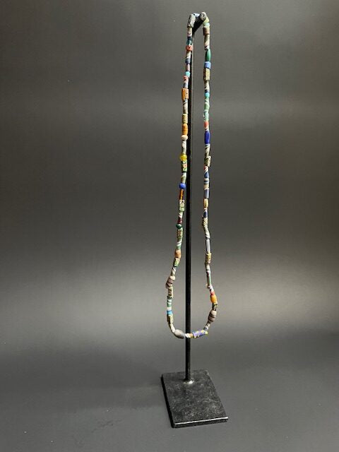 Long collier de perles de commerce vintage du Ghana millefiori multicolore 