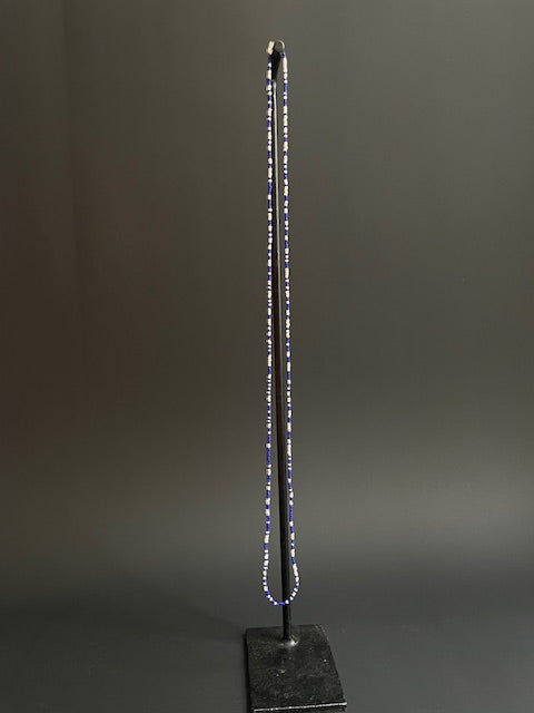Collier de perles de commerce vintage du Ghana bleu-blanc 
