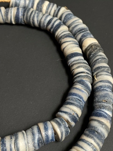 Long collier de perles de commerce vintage du Ghana mélange de millefiori