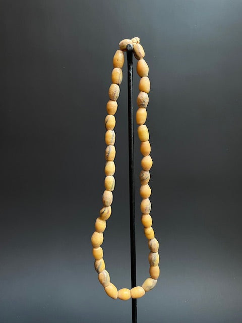 Long collier de perles de commerce vintage du Ghana mélange de millefiori