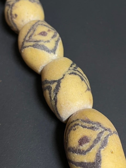 Vintage tradebeads necklace from Ghana yellow 'eyes' with ball