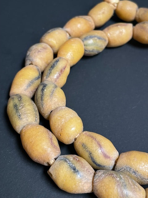 Long collier de perles de commerce vintage du Ghana mélange de millefiori