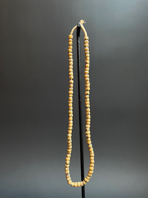Long collier de perles de commerce vintage du Ghana multicolore