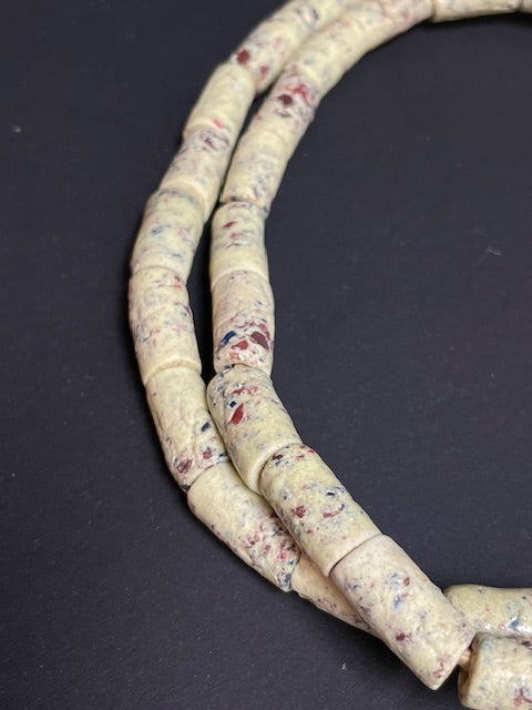 Long collier de perles de commerce vintage du Ghana multicolore