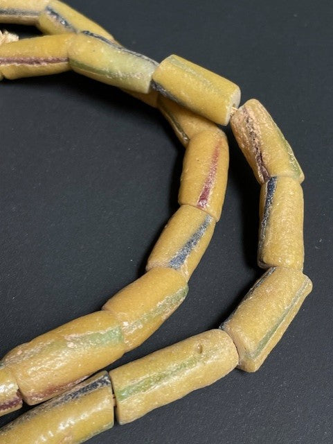 Long collier de perles de commerce vintage du Ghana mélange de millefiori