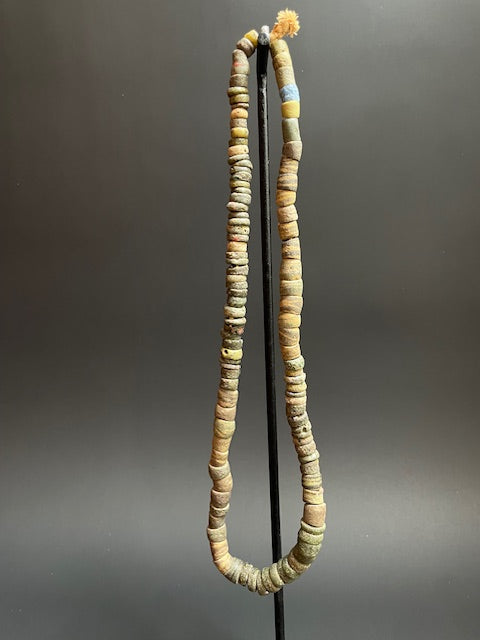 Long collier de perles de commerce vintage du Ghana mélange de millefiori