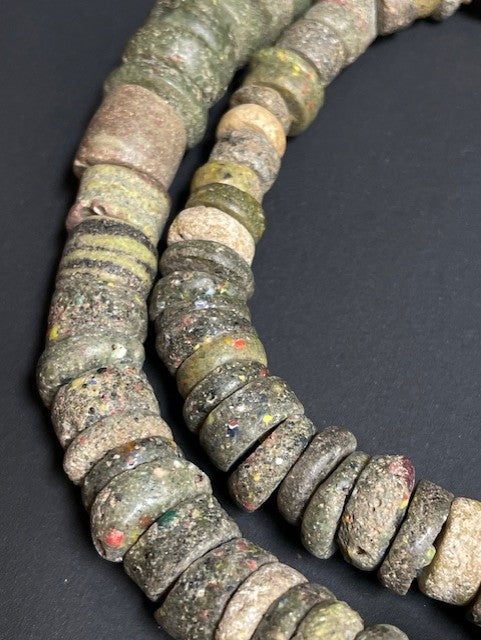 Long collier de perles de commerce vintage du Ghana mélange de millefiori
