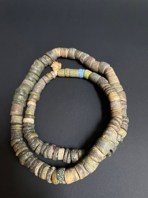 Long collier de perles de commerce vintage du Ghana mélange de millefiori