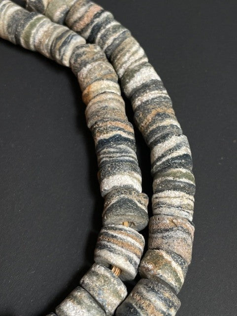 Long collier de perles de commerce vintage du Ghana mélange de millefiori