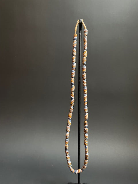 Long collier de perles de commerce vintage du Ghana mélange de millefiori
