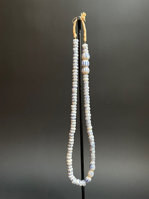 Long collier de perles de commerce vintage du Ghana multicolore