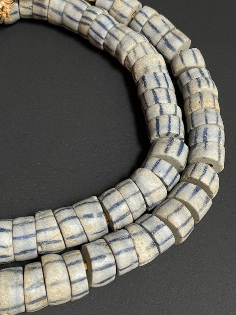 Long collier de perles de commerce vintage du Ghana mélange de millefiori
