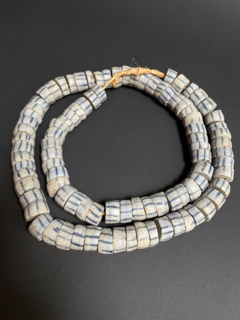 Long collier de perles de commerce vintage du Ghana mélange de millefiori