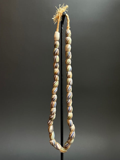 Long collier de perles de commerce vintage du Ghana mélange de millefiori