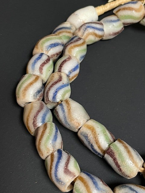Long collier de perles de commerce vintage du Ghana mélange de millefiori