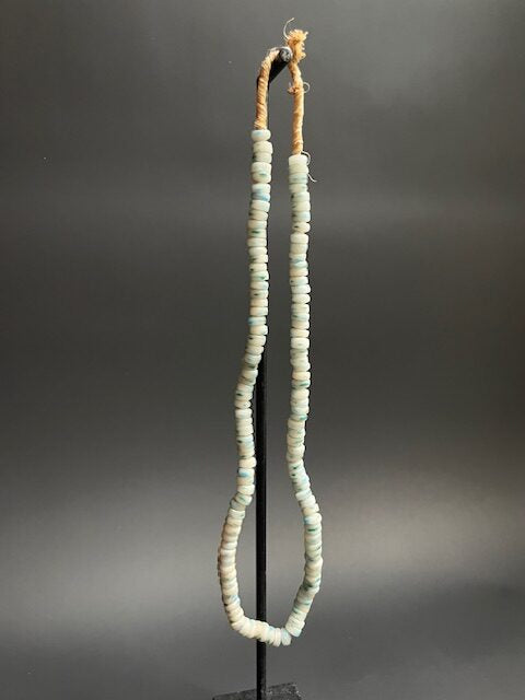 Long collier de perles de commerce vintage du Ghana blancs pointillé
