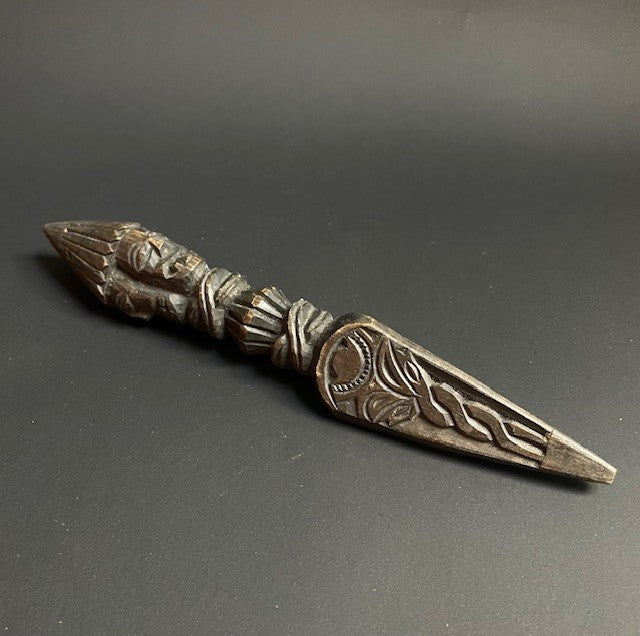 Phurba en bois du Népal