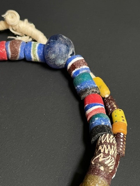 Long collier de perles de commerce vintage du Ghana zigzag 