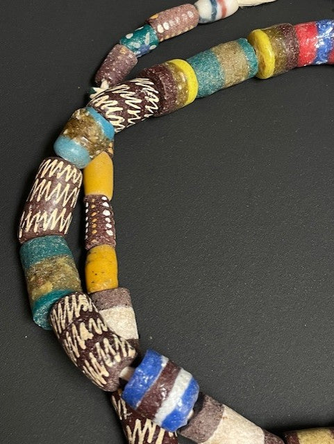 Long collier de perles de commerce vintage du Ghana zigzag 