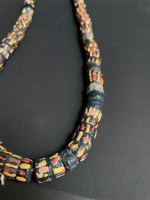 Long collier de perles de commerce vintage du Ghana noir-rouge-jaune 